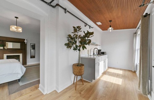 St. Charles Bed & Breakfast | Modern Boutique Stay w/Plush King Bed- Hare Suite