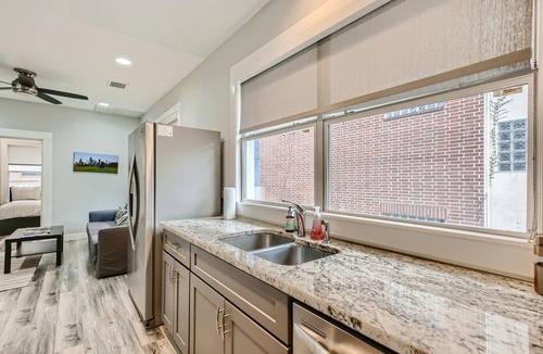Montrose Apartment | Modern Bright Midtown 2-BD - Parking + Fast Wi-fi!