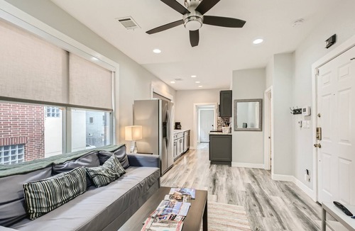 Montrose Apartment | Modern Bright Midtown 2-BD - Parking + Fast Wi-fi!