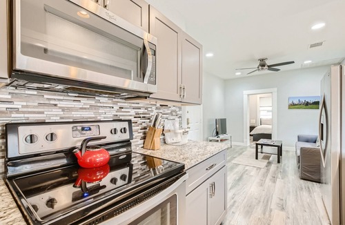 Montrose Apartment | Modern Bright Midtown 2-BD - Parking + Fast Wi-fi!