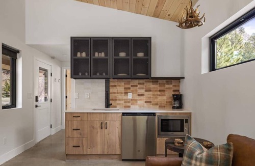Grant Cabin | Modern Cabin Stay, Hike, Bike Base, GuanellaPass