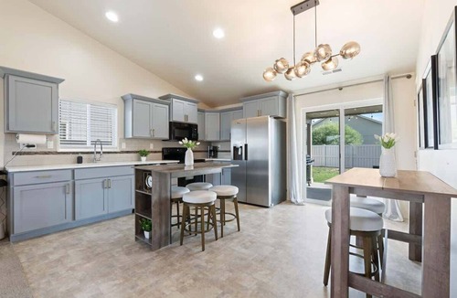 Caldwell House | Modern Caldwell Home | Near Freeway & Shopping | Sleeps 10