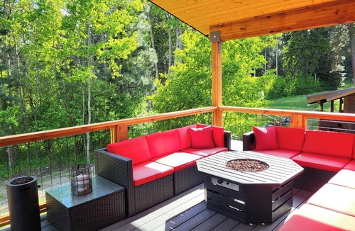 Ronald House | Modern charming 3-bedroom house in marvelous Ronald with WiFi, AC, Ping pong.