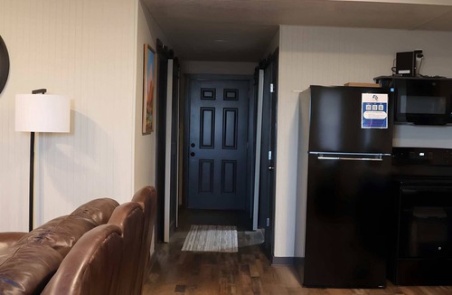 Floydada House | Modern Comfort Suite - Villa B