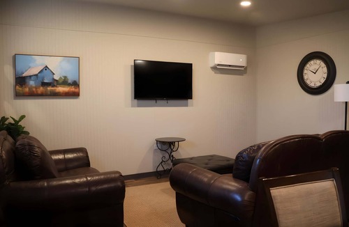 Floydada House | Modern Comfort Suite - Villa B