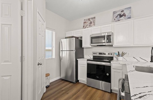 Central Arlington Condo | Modern Condo, 6 Mins to Stadium, Sleeps 6