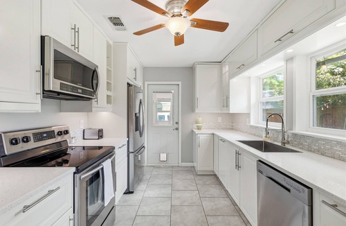 Central Arlington House | Modern & Cozy 3BR near UTA/AT&T