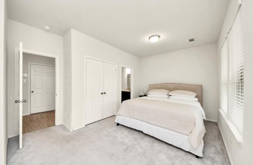 Woodlake - Briar Meadow House | Modern Cozy Home in Houston Galleria and NRG 4BR 4BA