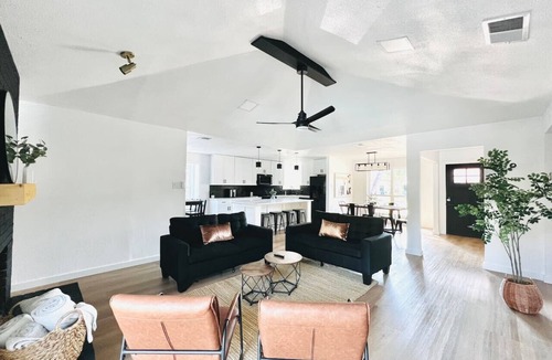 The Colony House | Modern & Cozy house w/pool