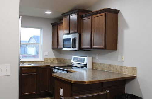 Moses Lake House | Modern Cozy Retreat Family Friendly In-Town Comfort