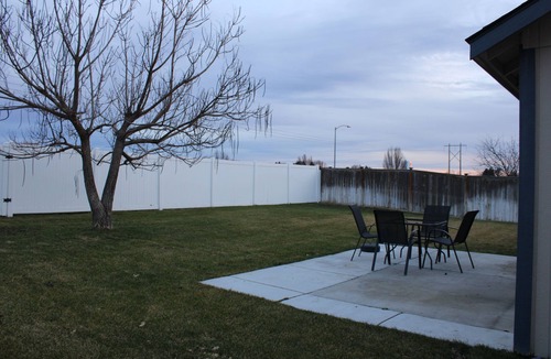 Moses Lake House | Modern Cozy Retreat Family Friendly In-Town Comfort