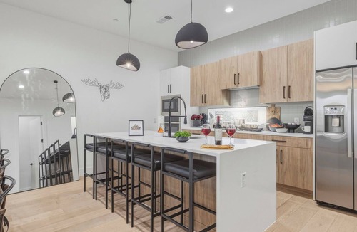Oak Cliff House | Modern Dallas Townhome Skyline Rooftop Grill Garage Sleeps 12