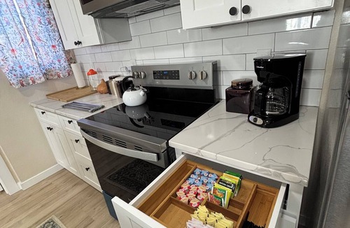 Lincoln Park Apartment | Modern Denver Guesthouse – Clean, Near Downtown & Arenas with Hot Tub & Sauna