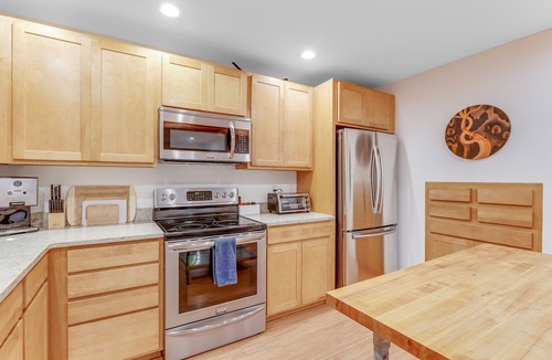 Eastsound House | Modern, dog-friendly cabin with fast WiFi, washer/dryer, deck & forest views