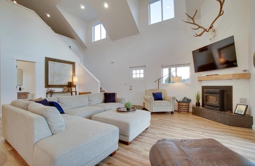 Donnelly House | Modern Donnelly Cabin w/Private Hot Tub