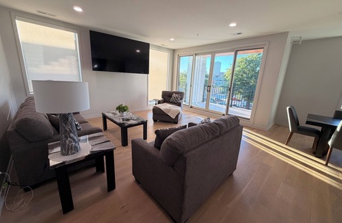 Dahlman Condo | Modern Downtown Omaha Condo – 2BR, Sleeps 6, Garage Parking