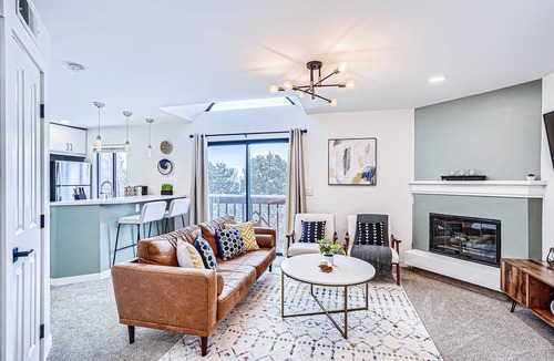 Englewood Condo | Modern DTC 2BR Condo with Pool, Fireplace, Light Rail