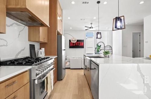 Old East Dallas House | Modern Escape with Private Rooftop & City Views