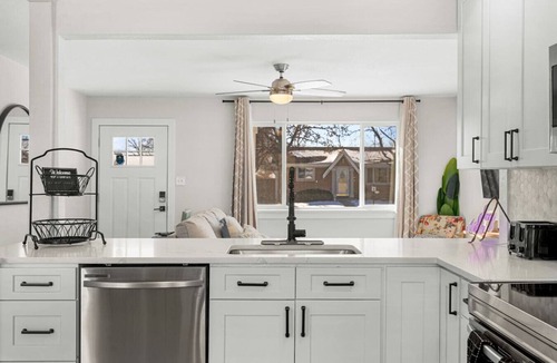 Welby House | Modern Family Friendly Escape|Central|5-Bedroom