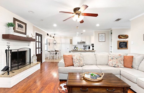 Comfort House | Modern Farmhouse - Hill Country Getaway - Texas Wine Country