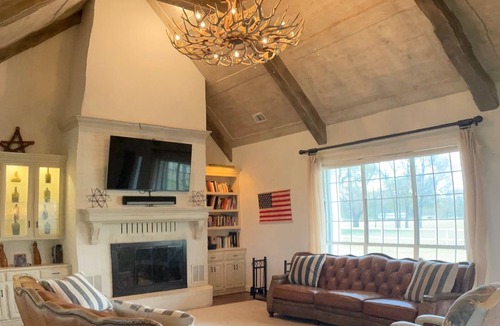 Fairfield House | Modern farmhouse retreat between DFW and Houston.