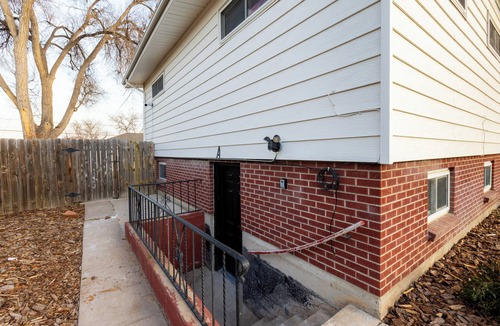 Brighton House | Modern guest suite with private entrance