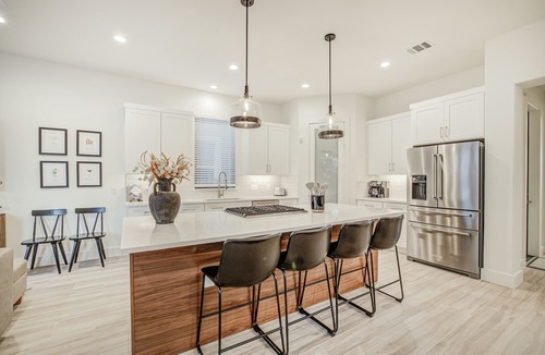Mahncke Park House | Modern,Heated Pool to Hot Tub Temps. Near Pearl/Riverwalk