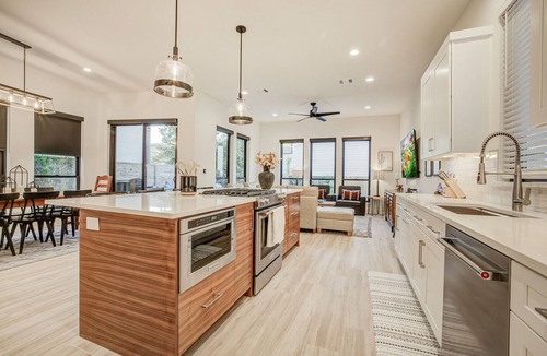 Mahncke Park House | Modern,Heated Pool to Hot Tub Temps. Near Pearl/Riverwalk