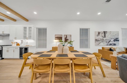 Shady Acres House | Modern Heights Home Sleeps 8 Garage Near Downtown Houston