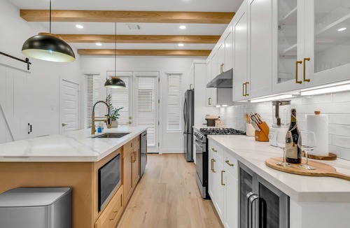 Shady Acres House | Modern Heights Home Sleeps 8 Garage Near Downtown Houston