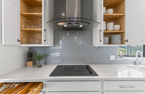 Riverside House | Modern Home 4 Bedrooms with 4 Private Bathrooms 5 min from Morton Amphitheater