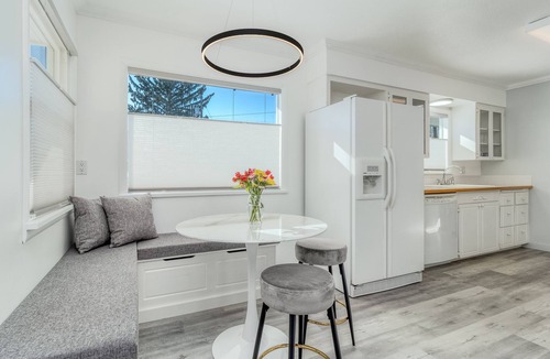 College Place House | Modern Home near Southside w/Blue Mountain Views