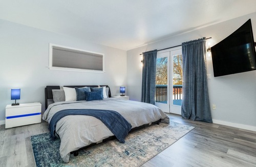 College Place House | Modern Home near Southside w/Blue Mountain Views