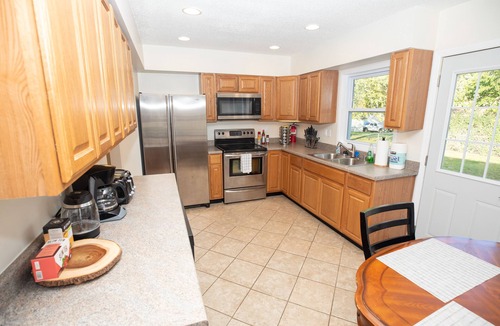 Cedar Rapids House | Modern & Homely 4 Bdr NE House by the Golf Course