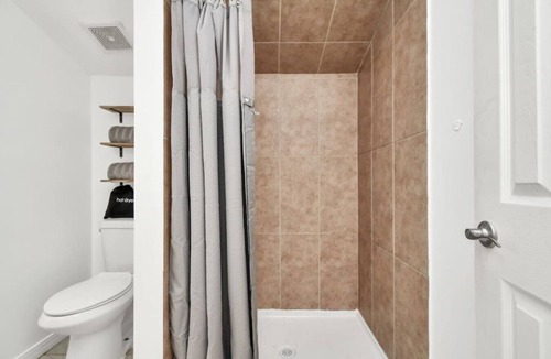 Cypress Condo | Modern Houston Area Home Cypress near Shopping & Business Access