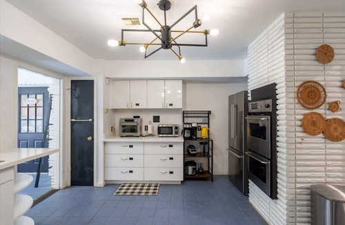 Southeast Houston House | Modern Houston Pool Retreat 5BR Sleeps 15