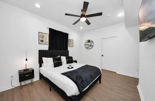 Northeast Houston House | Modern Houston Retreat Near TMC and NRG Sleeps 8
