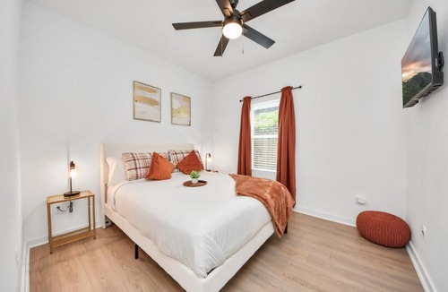 Northeast Houston House | Modern Houston Retreat Near TMC and NRG Sleeps 8