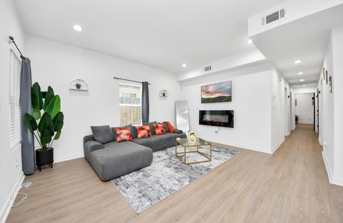 Northeast Houston House | Modern Houston Retreat Near TMC and NRG Sleeps 8
