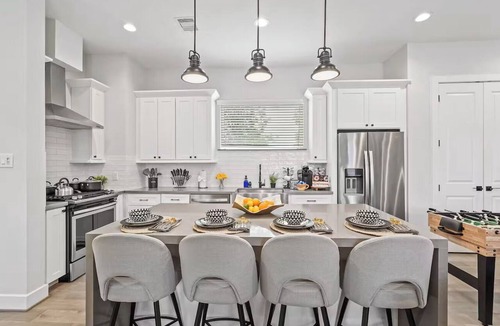 Shady Acres Condo | Modern Houston Retreat- 2 Car Garage Parking