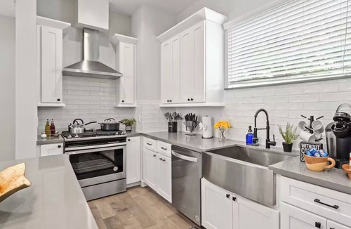 Shady Acres Condo | Modern Houston Retreat- 2 Car Garage Parking