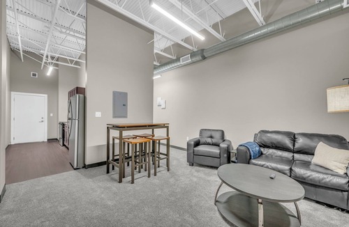 Waldron Apartment | Modern Industrial Loft Near Airport High-Speed WiFi Secure with free parking