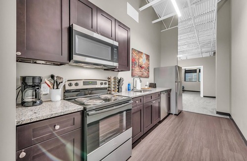Waldron Apartment | Modern Industrial Loft Near Airport High-Speed WiFi Secure with free parking