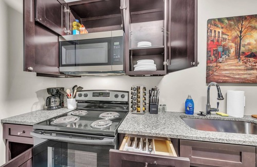 Waldron Apartment | Modern Industrial Loft Near Airport High-Speed WiFi Secure with free parking