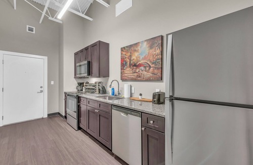 Waldron Apartment | Modern Industrial Loft Near Airport High-Speed WiFi Secure with free parking
