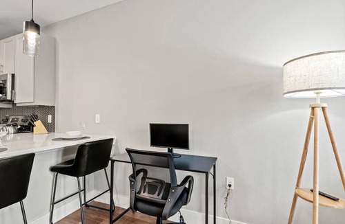 Fort Worth Apartment | Modern King Bed | Pool+Gym+Free Parking+Stockyards