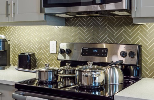Fort Worth Apartment | Modern King Bed | Pool+Gym+Free Parking+Stockyards