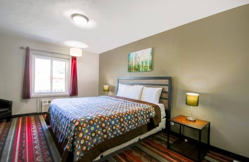 Glenwood Hotel | Modern King near Loess Hills Trailhead | 1 Mile to Historic Glenwood Downtown
