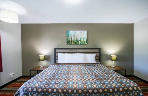 Glenwood Hotel | Modern King near Loess Hills Trailhead | 1 Mile to Historic Glenwood Downtown