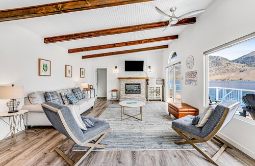 Chelan House | Modern Lake Chelan cottage & bunk house with dock & hot tub